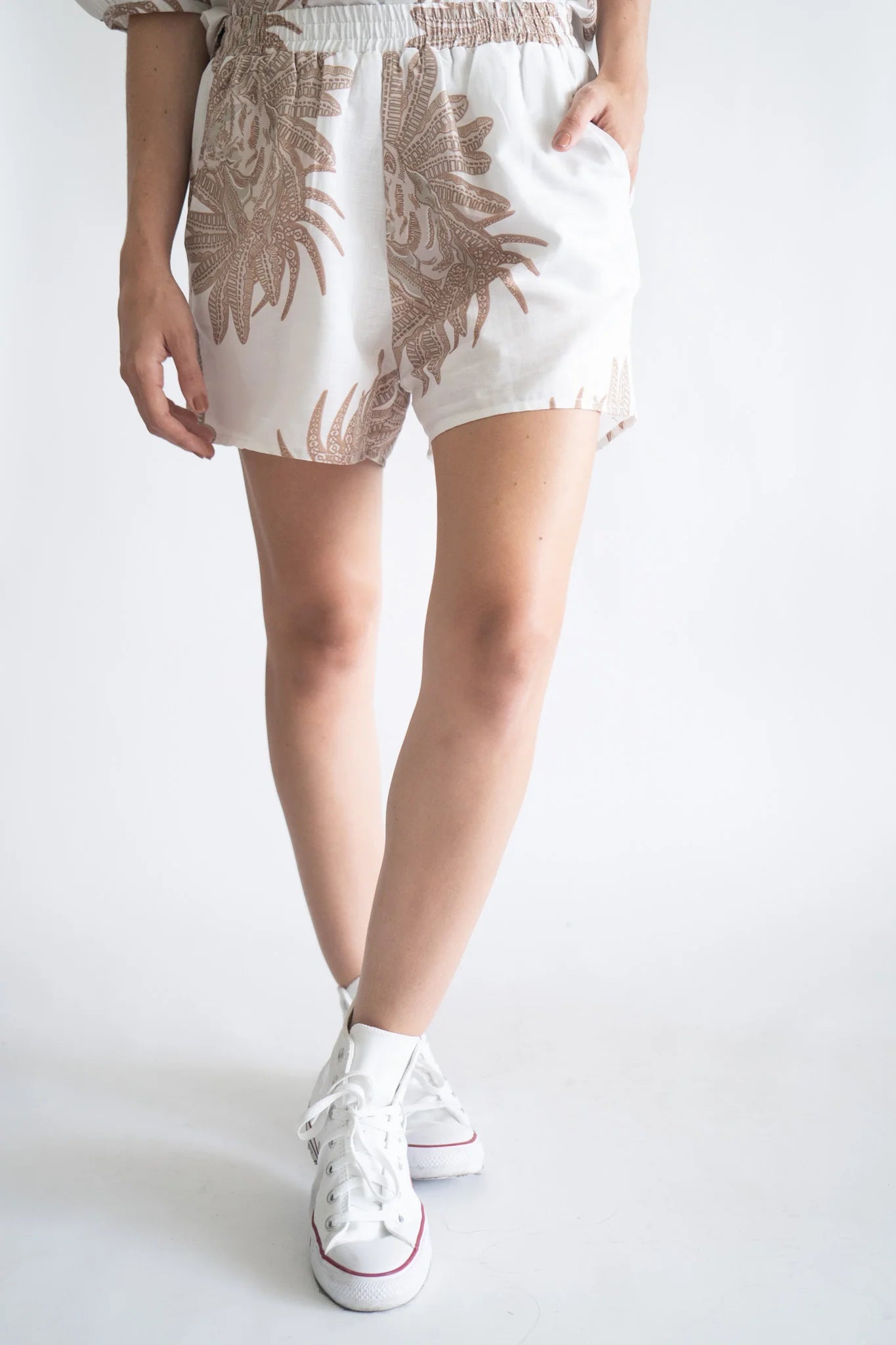 SHORT GREEK WHITE