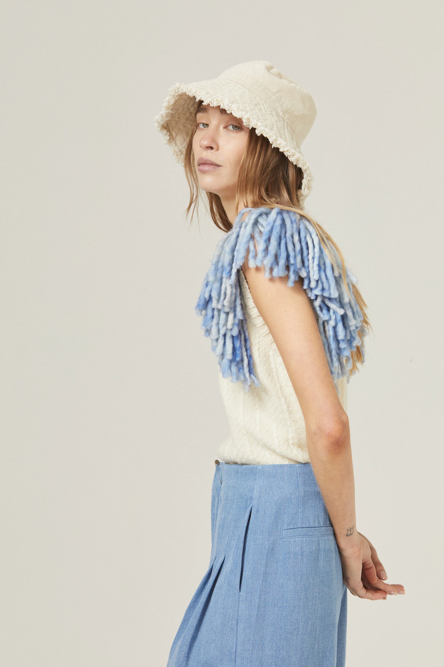 MERINO WOOL VEST - NATURAL WITH LIGHT BLUE FRINGES
